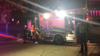 Un ambulancia levanta los heridos