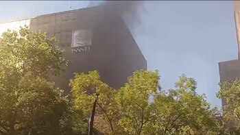 Así se veía el humo en el edificio del ISSSTE que registró un incendio (X/@OVIALCDMX)