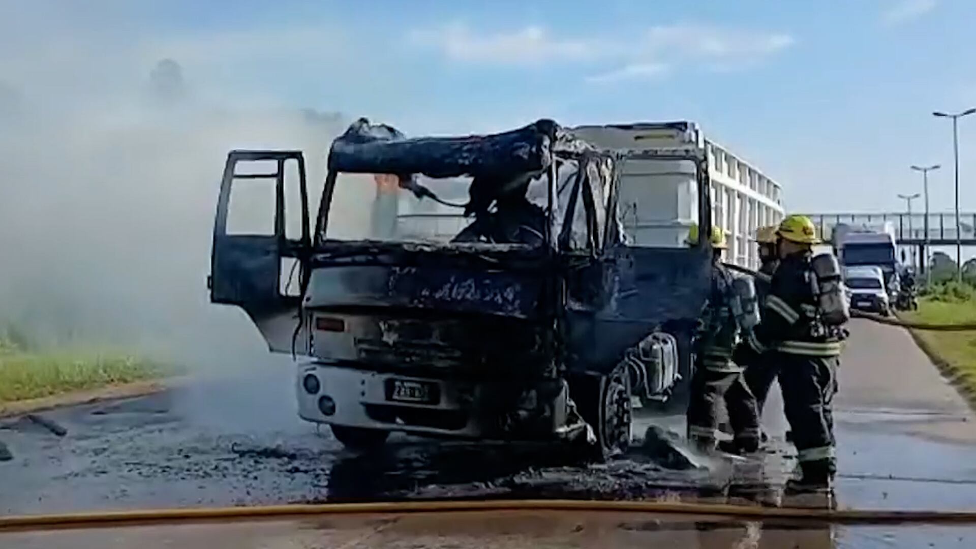 Los bomberos apagan las llamas en el interior del vehículo.