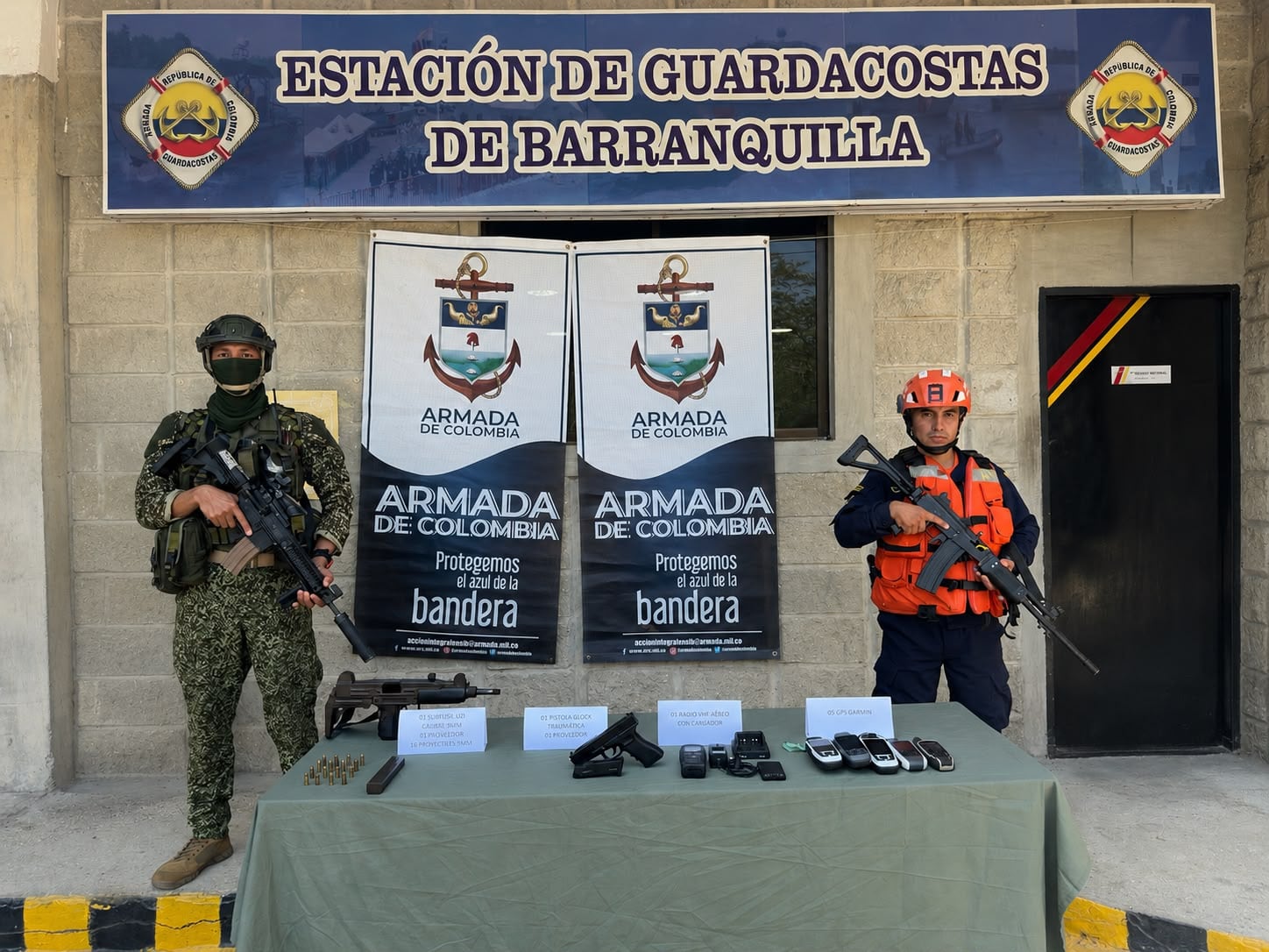 Las autoridades incautaron una subametralladora Mini Uzi, una pistola traumática, municiones, un teléfono satelital y equipos de navegación y GPS - crédito prensa Armada de Colombia