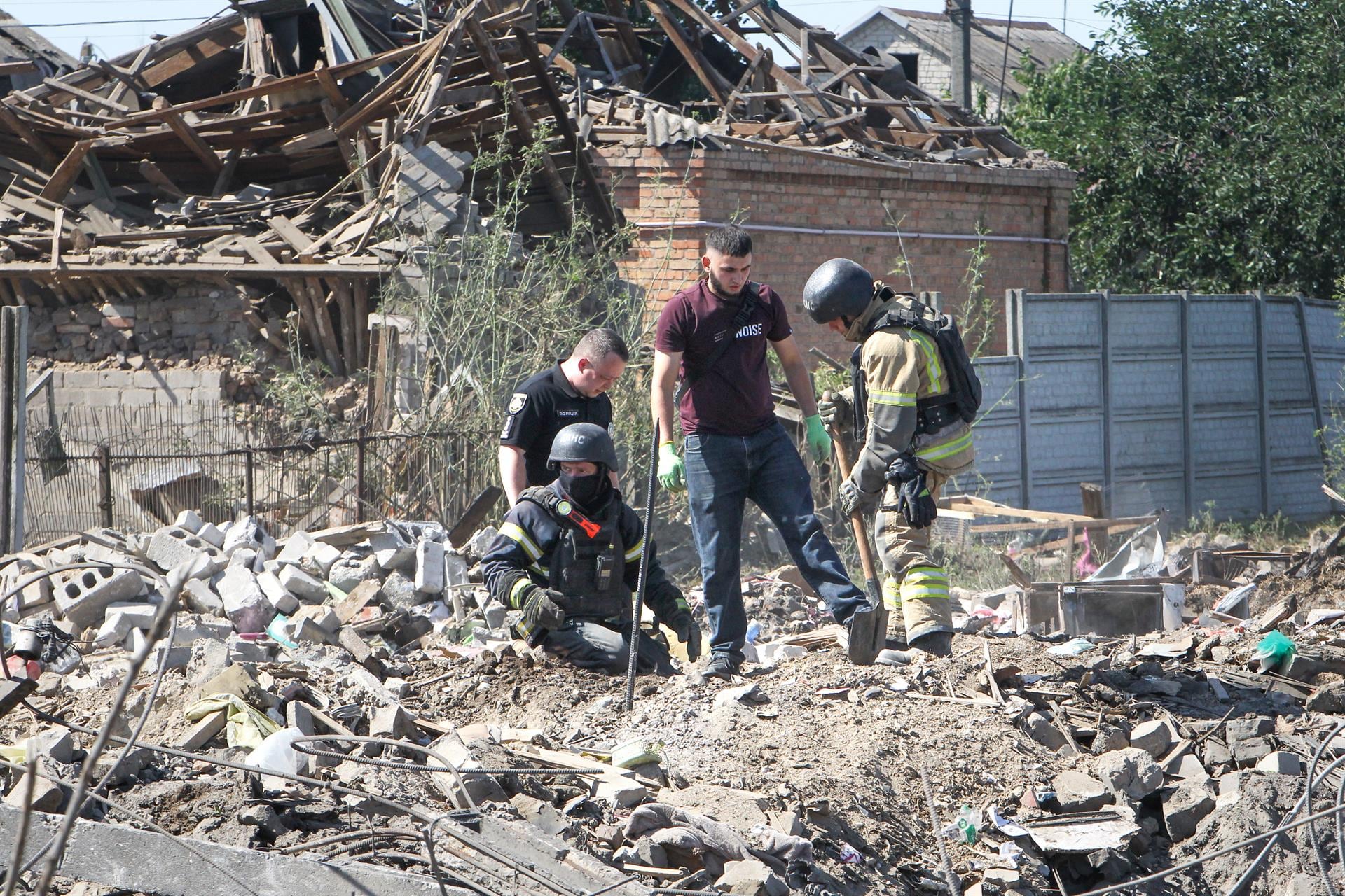 Suben a 15 los muertos y 130 los heridos en un ataque ruso en un centro comercial en Krivói Rog (Ucrania)