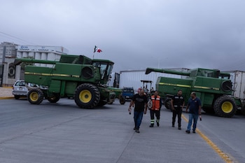 CALERA, ZACATECAS, 06ABRIL2026.- Productores de la Asociación de Usuarios de Pozos de Riego de Zacatecas y quienes forman parte organización campesina Frente Nacional para el Rescate del Campo Mexicano (FNRCM), se manifestaron a las puertas de la compañía cervecera Grupo Modelo-AB Inveb, quien produce 19 millones de botellas de cerveza al día, 40 por ciento del total nacional; como parte de las acciones convocadas para el Paro Nacional. Transportistas y contratistas de la propia empresa cervecera, intentaron inhibir la manifestación bloqueando con trailers los accesos a la fábrica. Después de unos minutos de tensión y discusiones, los campesinos se trasladaron a la caseta de cobro “Calera” para tomar de manera pacífica y dar paso libre a todo tipo de vehículos.
FOTO: ADOLFO VLADIMIR /CUARTOSCURO.COM