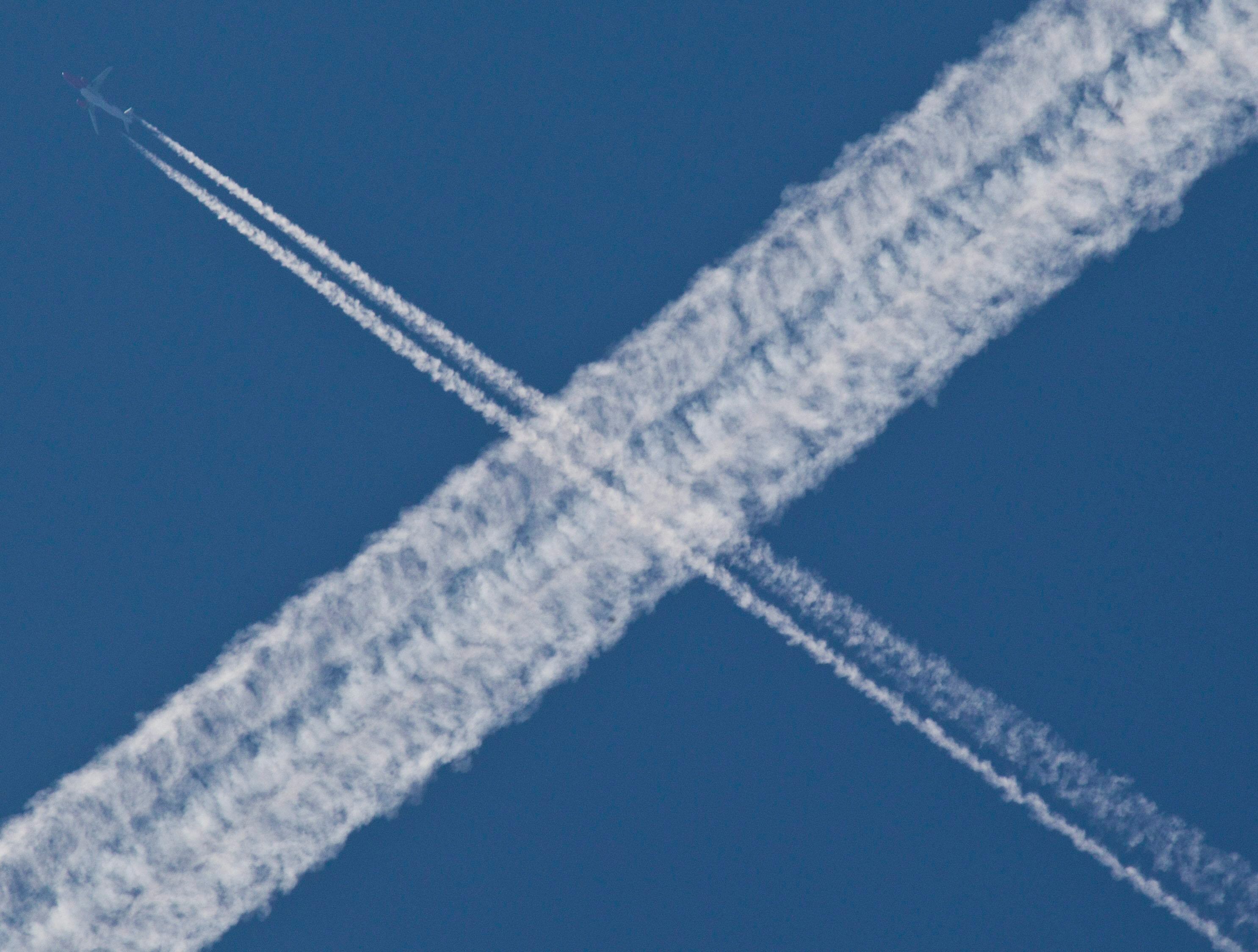 Estela dejada por los aviones en pleno vuelo. (EPA/FRANK RUMPENHORST)