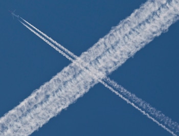 Estela dejada por los aviones