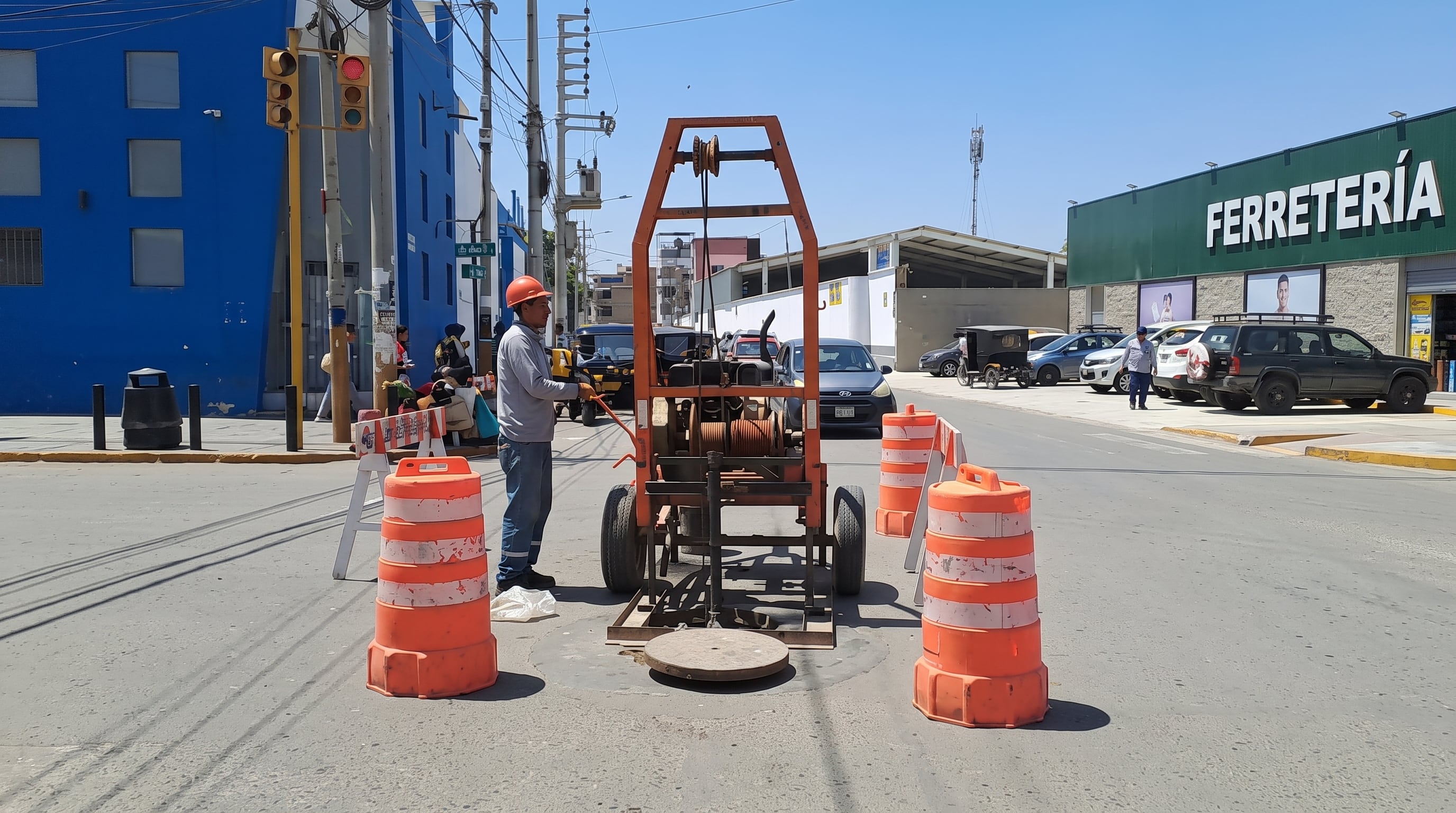 Un operario realiza labores de mantenimiento en un buzón del alcantarillado de Chiclayo como parte de los trabajos preventivos de EPSEL ante el fenómeno El Niño. (Agencia Andina)