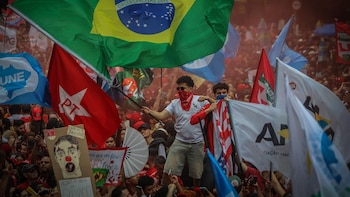 Brasil decide este domingo entre el continuismo de Lula y la vuelta del bolsonarismo en una cita muy ajustada