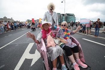 Abuelas asisten al desfile anual