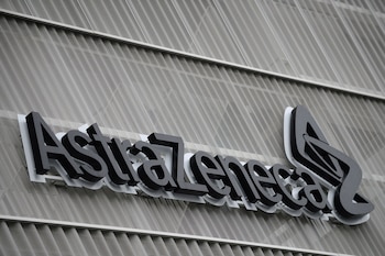 El logo de AstraZeneca en