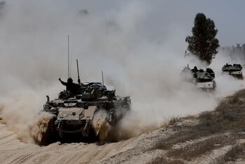 Vehículos militares se abren paso