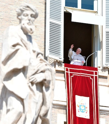 El Papa Francisco, durante la oración del Ángelus desde su ventana en la plaza de San Pedro, en una fotografía de archivo. EFE/ANSA/CLAUDIO PERI