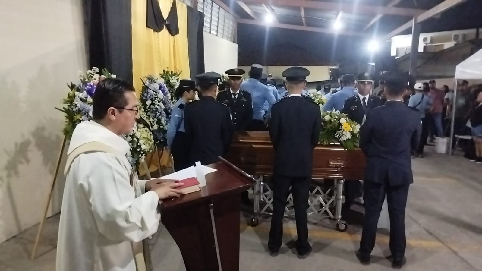 Imágenes de dolor y respeto marcan la despedida a los agentes, víctimas de un ataque violento en Honduras. (Cortesía: Diario La Prensa)