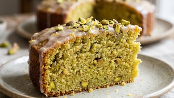 Receta de bizcochuelo de pistachos y limón, rápida y fácil