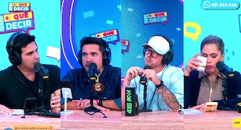 Cuatro personas, tres hombres y una mujer, sentadas en un estudio con micrófonos y auriculares. Fondo azul con el logo "Sin + Que Decir" y un número de teléfono