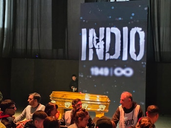 Fieles seguidores despiden al Indio Solari en un histórico velatorio
