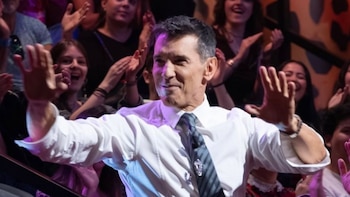 La reinvención televisiva y vital de Jesús Vázquez en ‘Al cielo con ella’: Benidorm Fest, caso Arny y un matrimonio pionero