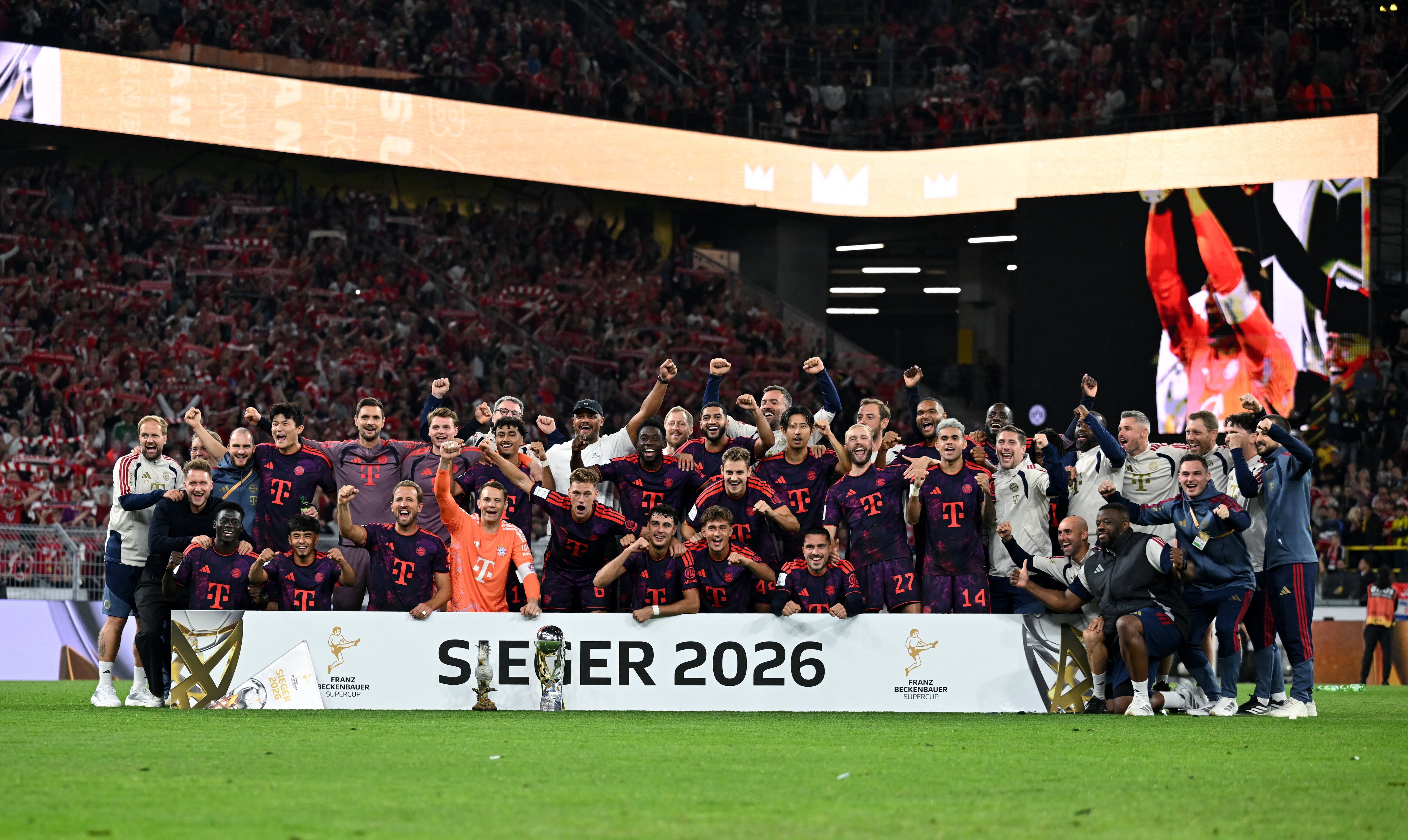 El Bayern Múnich celebra con el trofeo de la Supercopa DFL y la cacatúa de porcelana tras ganar la final-crédito Teresa Kroeger/REUTERS