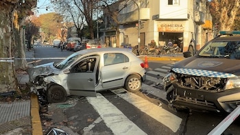 Un patrullero chocó contra un auto en Nueva Pompeya: hay un herido