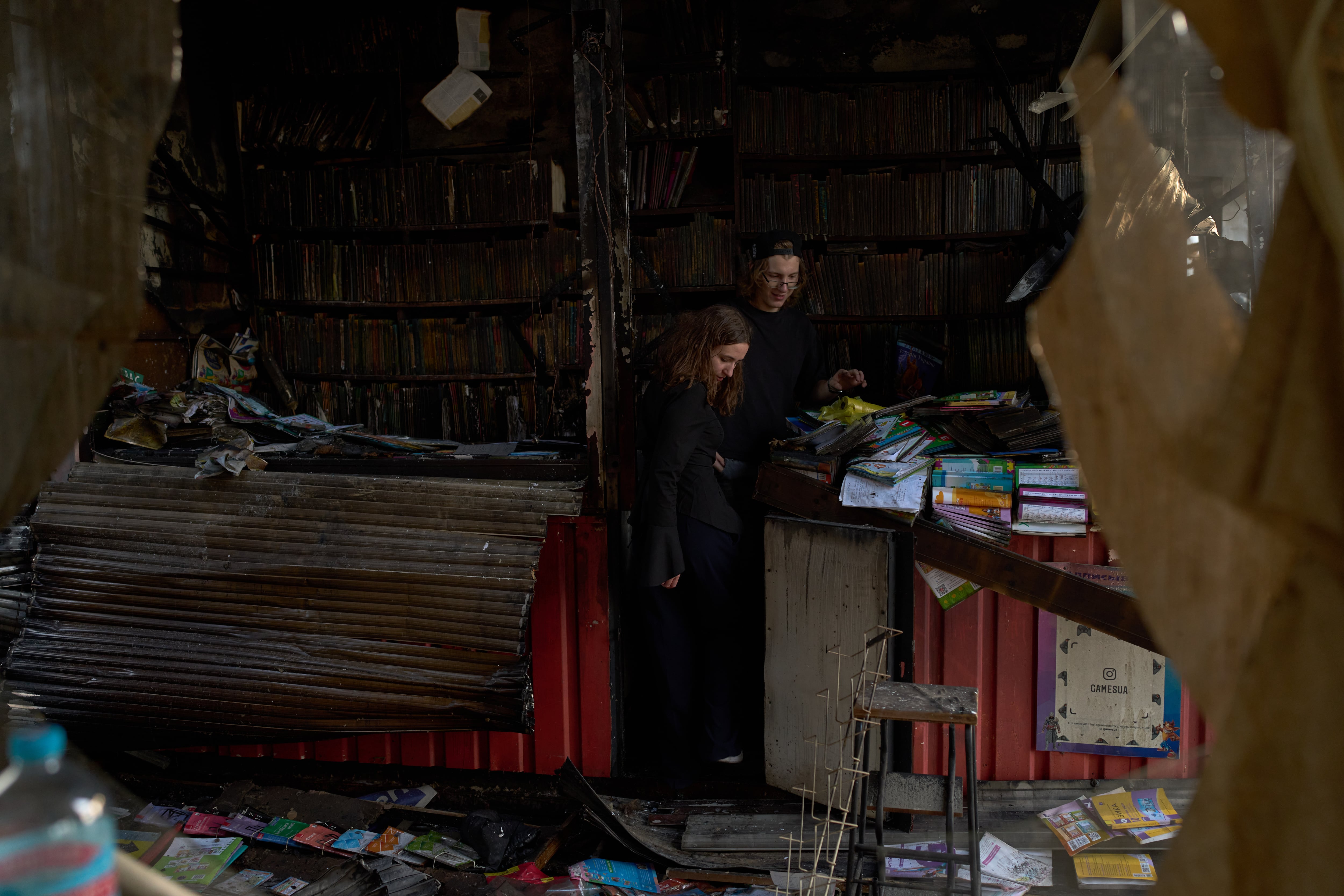Personas observan los daños al día siguiente de un ataque con misiles rusos en un mercado de libros de la ciudad de Kiev, Ucrania, el 17 de agosto de 2026. (Foto AP/Francisco Seco, archivo)