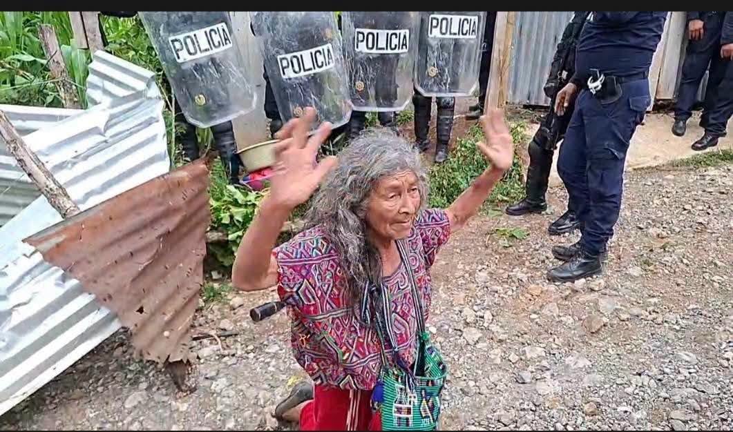 Un desalojo en Santa María Nebaj, Quiché, en Guatemala, terminó con la expulsión forzosa de Juana Santiago Chel, una mujer de 77 años, y de su hija. (Facebook)