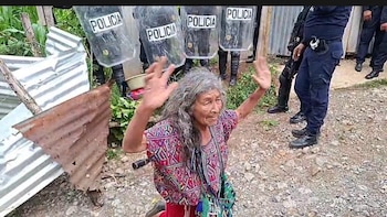 Violento desalojo de mujer de 77 años provoca protestas y quema de la casa de una jueza en Guatemala