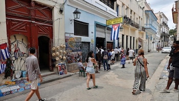 La crisis del turismo en Cuba golpea los ingresos de los trabajadores estatales y privados