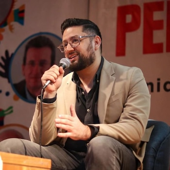 Gómez Villaseñor también es coautor