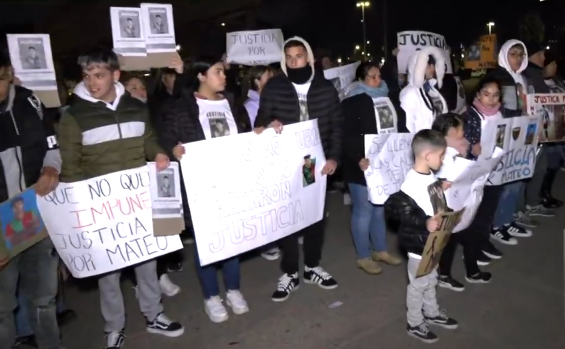 Familiares y amigos de Mateo Estigarribia movilizados en Uruguay (Captura Tv Ciudad)