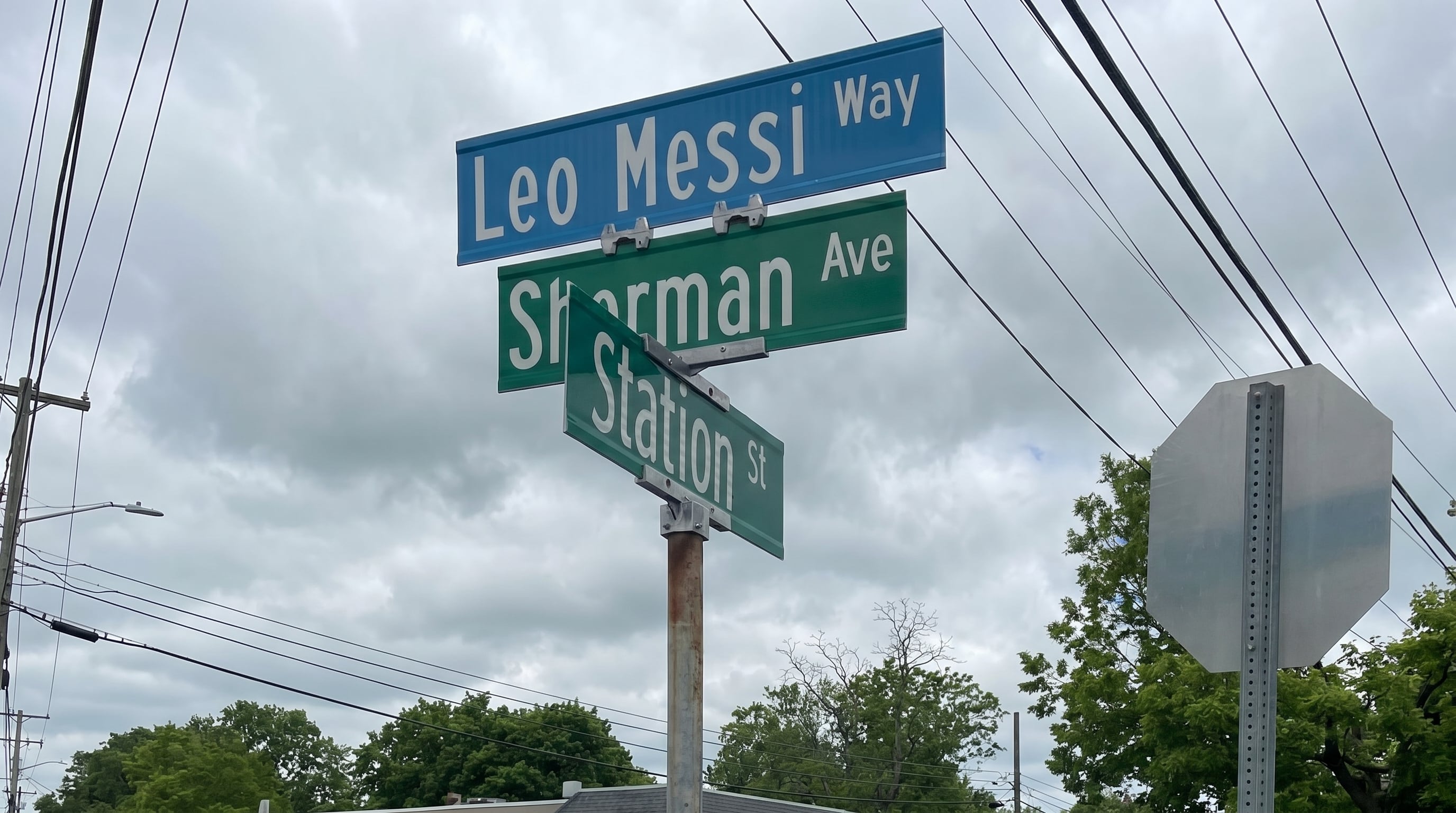La calle Sherman Avenue recibe una denominación simbólica en honor a Lionel Messi, sin modificar oficialmente su nombre (Imagen Ilustrativa Infobae a través de la foto de Carolina Zokalski)