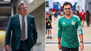 Un hombre de traje verde oscuro, corbata y gafas. Otro hombre con camiseta de fútbol verde con detalles blancos y rojos, y gafas de sol, sonriendo.