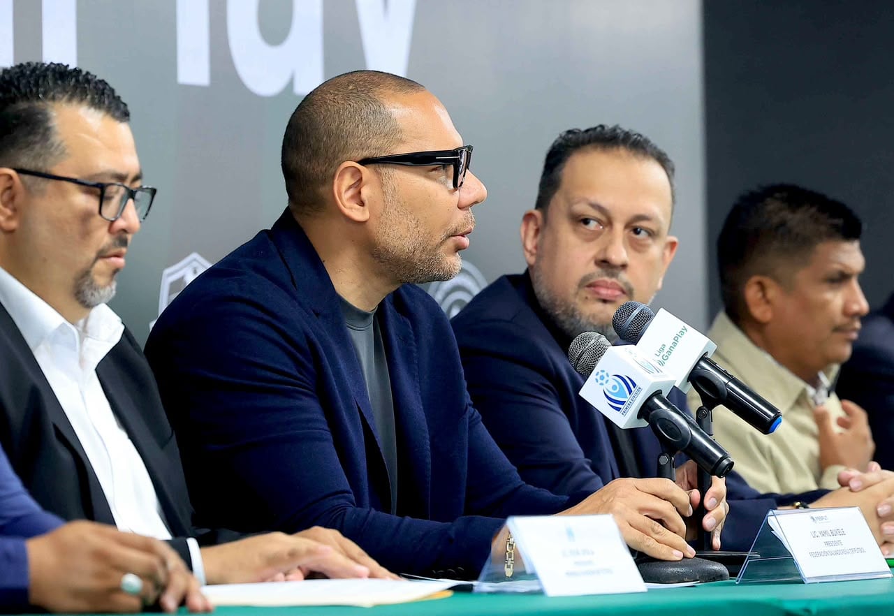 El presidente de la FESFUT, Yamil Bukele, informó los cambios del torneo Apertura 2026 esta mañana./ (FESFUT)