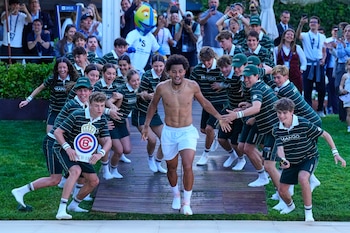 El tenista francés Arthur Fils celebra su victoria en el trofeo Conde de Godó con el tradicional baño en la piscina tras vencer al ruso Andrei Rublev, en la final del Open Banc de Sabadell - Torneo Conde de Godó, este domingo en Barcelona. EFE/Alejandro Garcia