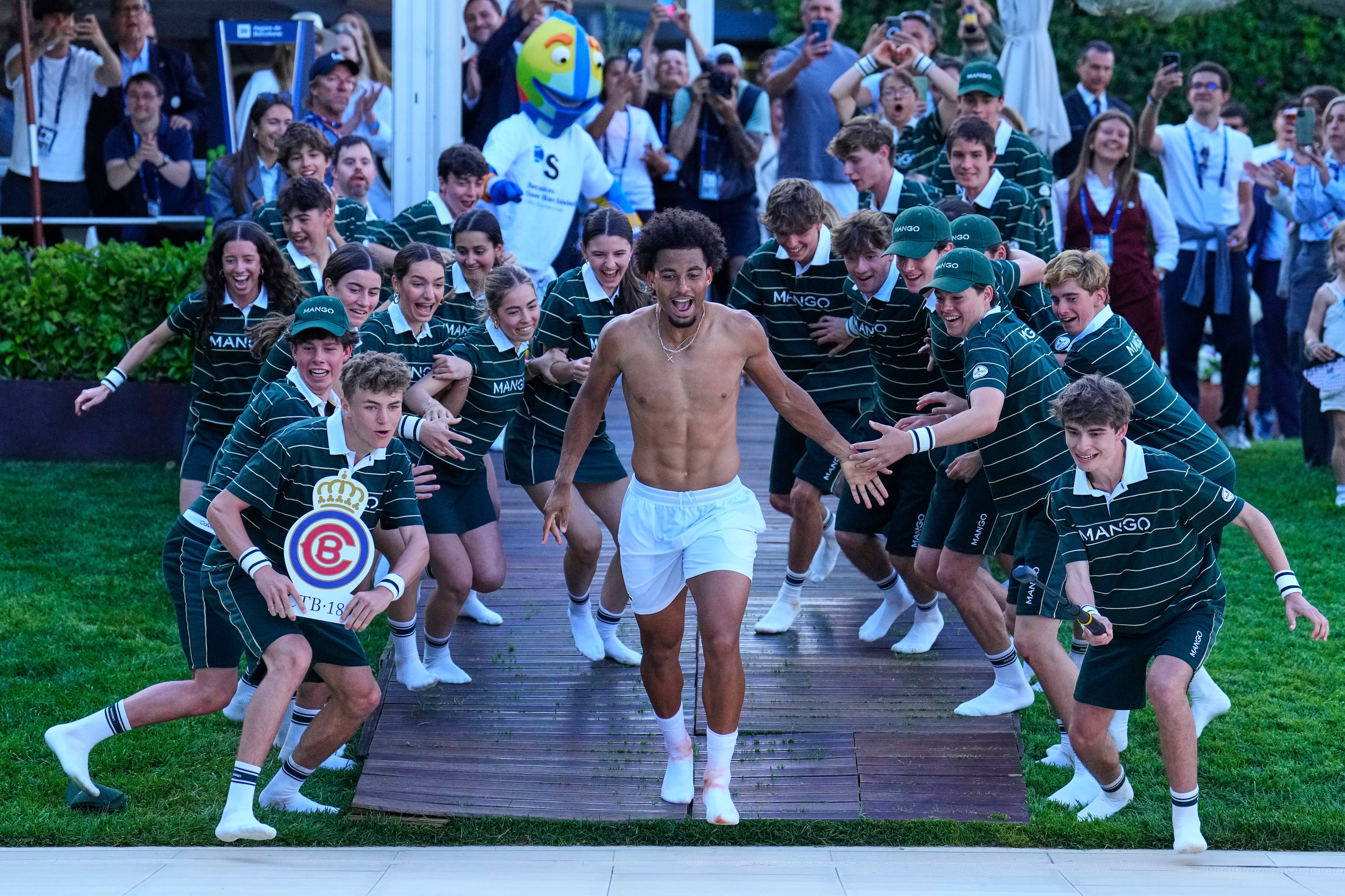 El tenista francés Arthur Fils celebra su victoria en el trofeo Conde de Godó con el tradicional baño en la piscina tras vencer al ruso Andrei Rublev, en la final del Open Banc de Sabadell - Torneo Conde de Godó, este domingo en Barcelona. EFE/Alejandro Garcia
