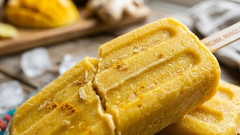 Paletas heladas de mango, con