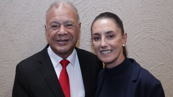 Alberto Anaya posa junto a