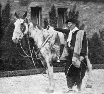 Tschiffely con Mancha, el caballo que solo se dejaba ensillar y montar por él. (Fotografía Revista Caras y Caretas)