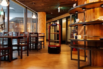 Un robot de servicio con inteligencia artificial se mueve durante una demostración en un restaurante en Seúl, Corea del Sur. 15 de septiembre, 2020. REUTERS/Kim Hong-Ji