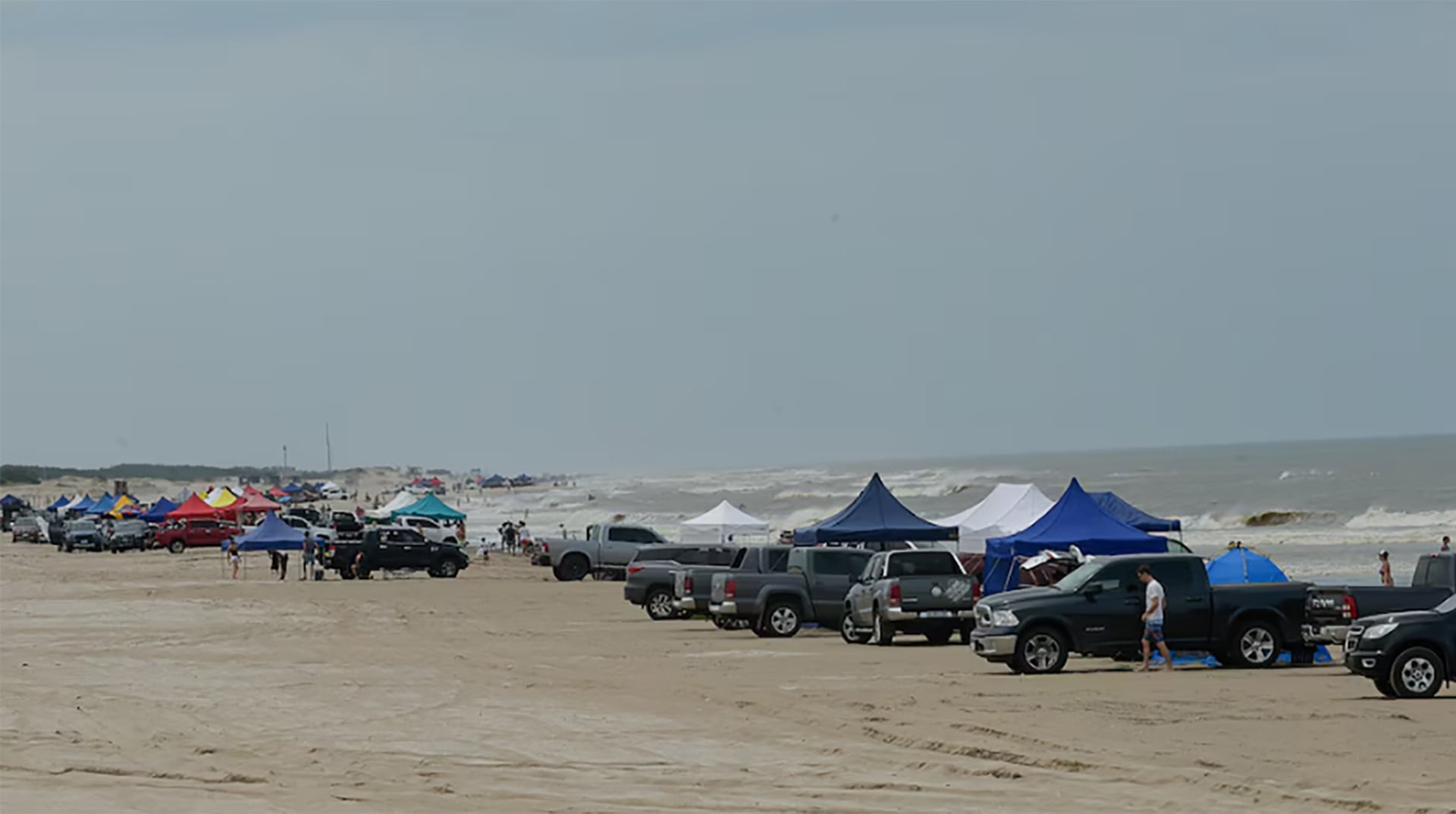 Una postal del desfile de camionetas 4x4 y las carpas junto al mar en La Frontera, al norte de Pinamar