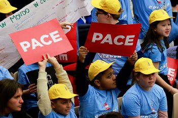 Los niños levantaron carteles con