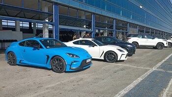 Una flota de autos deportivos