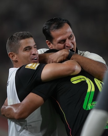 El efusivo abrazo entre Jorge Araujo, Aldo Corzo y Alex Valera tras el primer gol de Universitario ante Deportivo Garcilaso. - créditos: Liga 1
