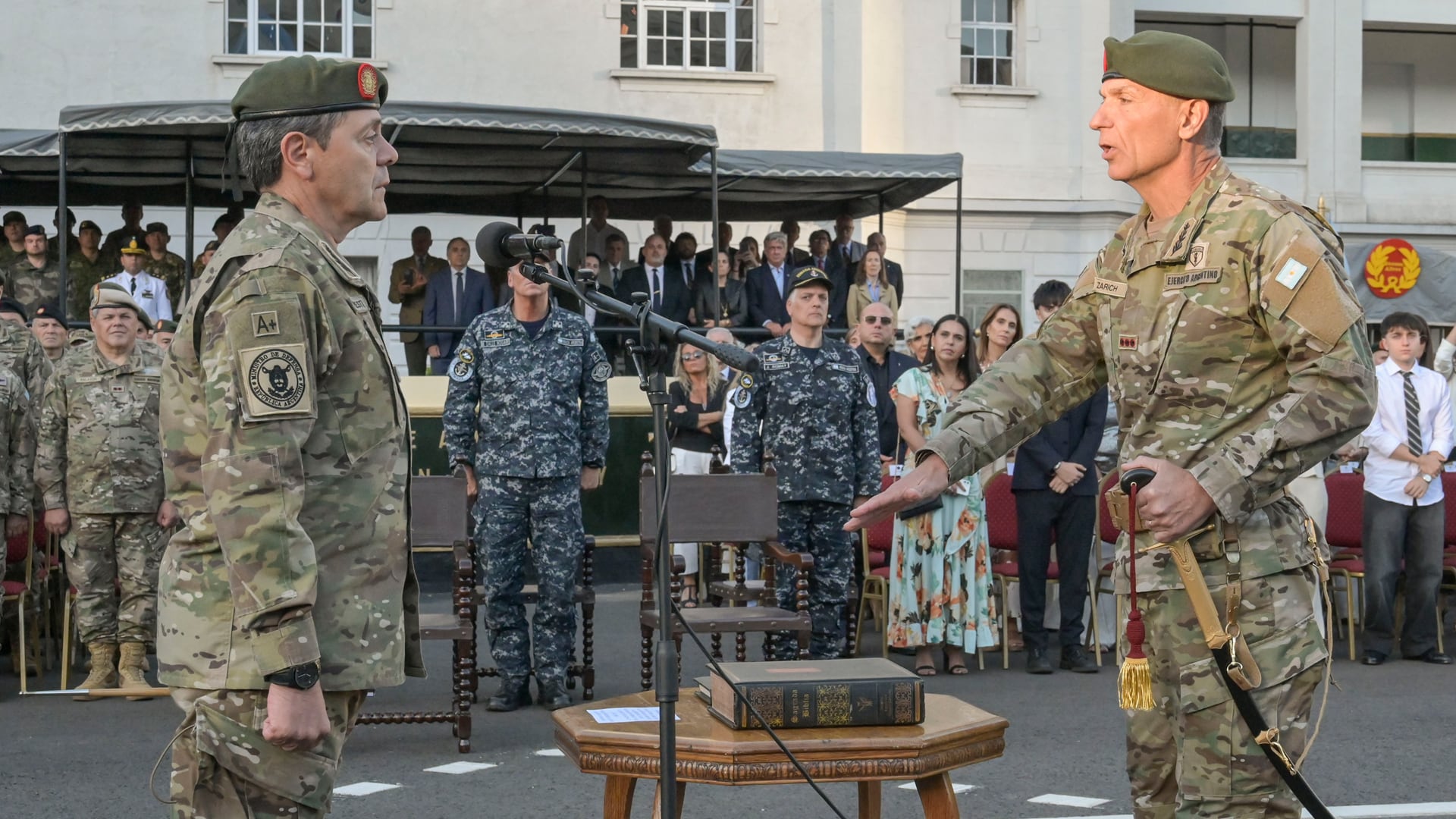 El teniente general Presti, como nuevo ministro de Defensa, tomó juramento de fidelidad a la Constitución Nacional al general Zarich