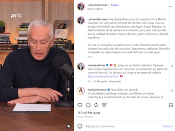 El periodista Jorge Ramos, de cabello blanco, sentado frente a un micrófono, con los brazos cruzados sobre un escritorio oscuro, rodeado de libros y un premio