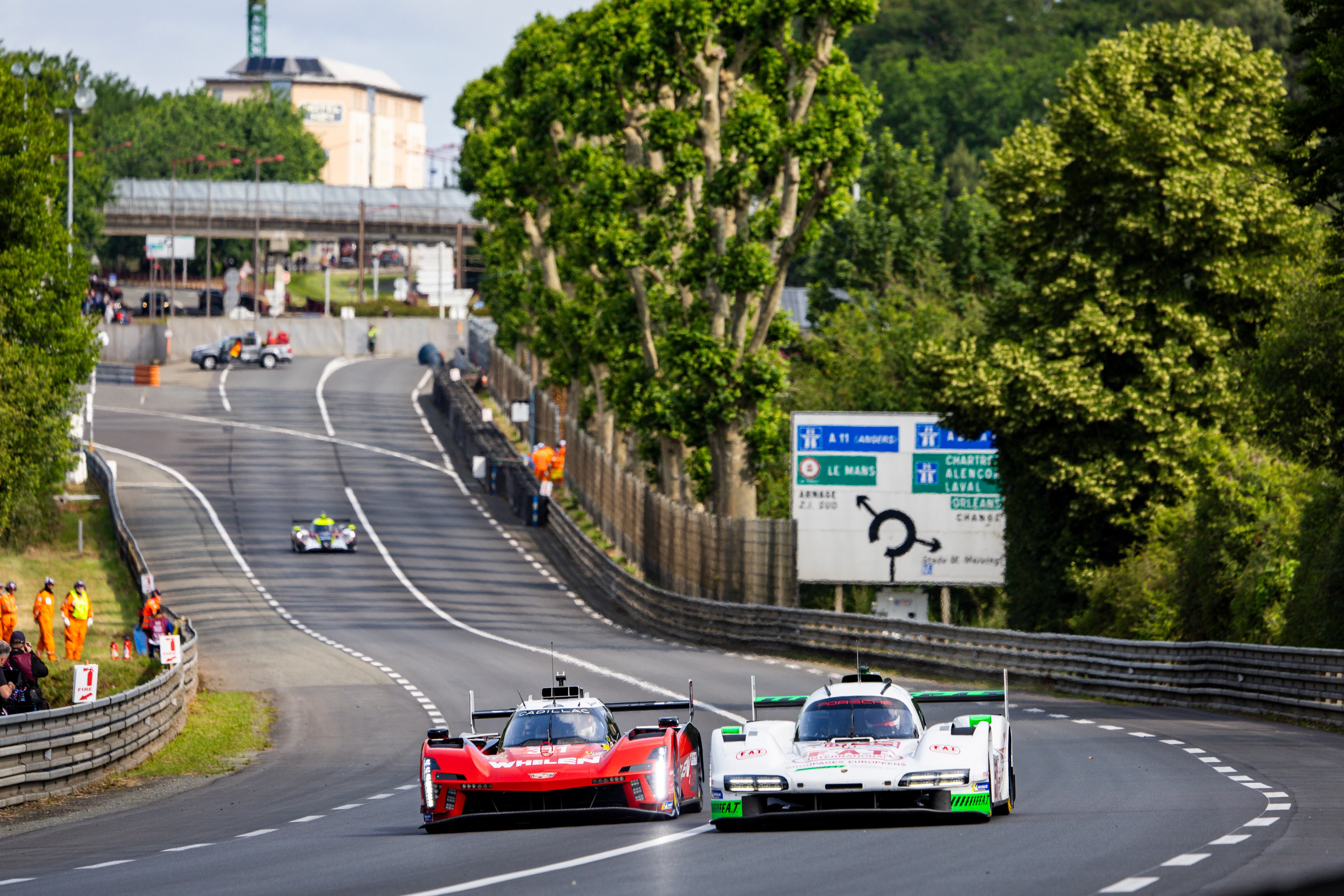 El Porsche de Nico Varrone (auto blanco y verde) que competirá en las 24 horas de Le Mans (Photo Julien Delfosse / DPPI)