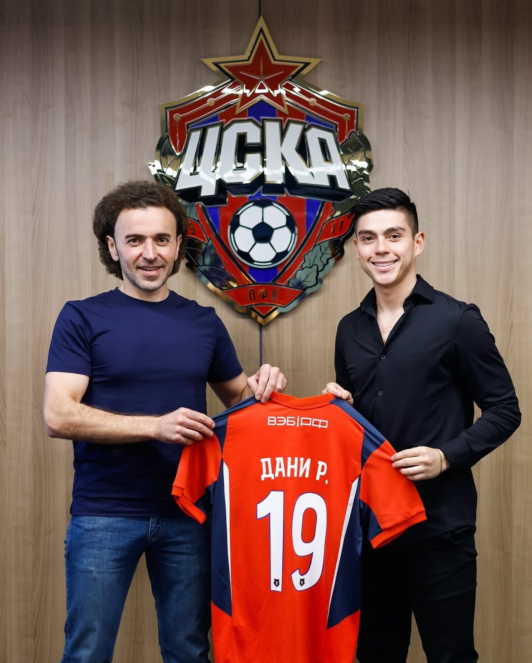 El colombiano tiene su primera experiencia en el fútbol europeo - crédito @pfc_cska/Instagram