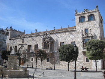 La Casa del Cordón. (Wikipedia)