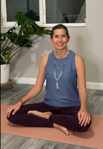 Claudia Cecilia Cárdenas Lara nació en Medellín y reside en Estados Unidos. Es administradora de empresas por la Universidad EAFIT, con estudios en psicología del color, yoga, meditación y sanación.