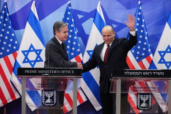 Israeli Prime Minister Naftali Bennett and U.S. Secretary of State Antony Blinken shake hands during a media statement after their meeting at the Prime Minister's office in Jerusalem, March 27, 2022. Abir Sultan/Pool via REUTERS