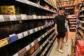 La gente compra alimentos en