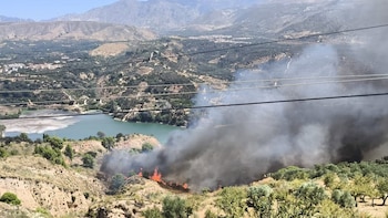 Declarado un incendio forestal en el pantano de Beznar de El Valle que moviliza trece medios aéreos