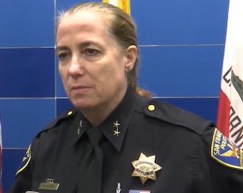 Ann Mannix viste un uniforme azul oscuro del Departamento de Policía de San Francisco con una insignia dorada y placas en el cuello